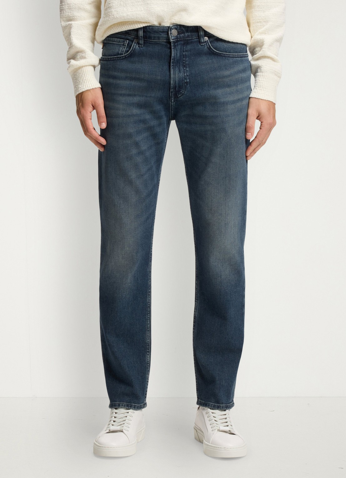 BOSS Regular fit jeans met steekzakken - detail donkerblauw