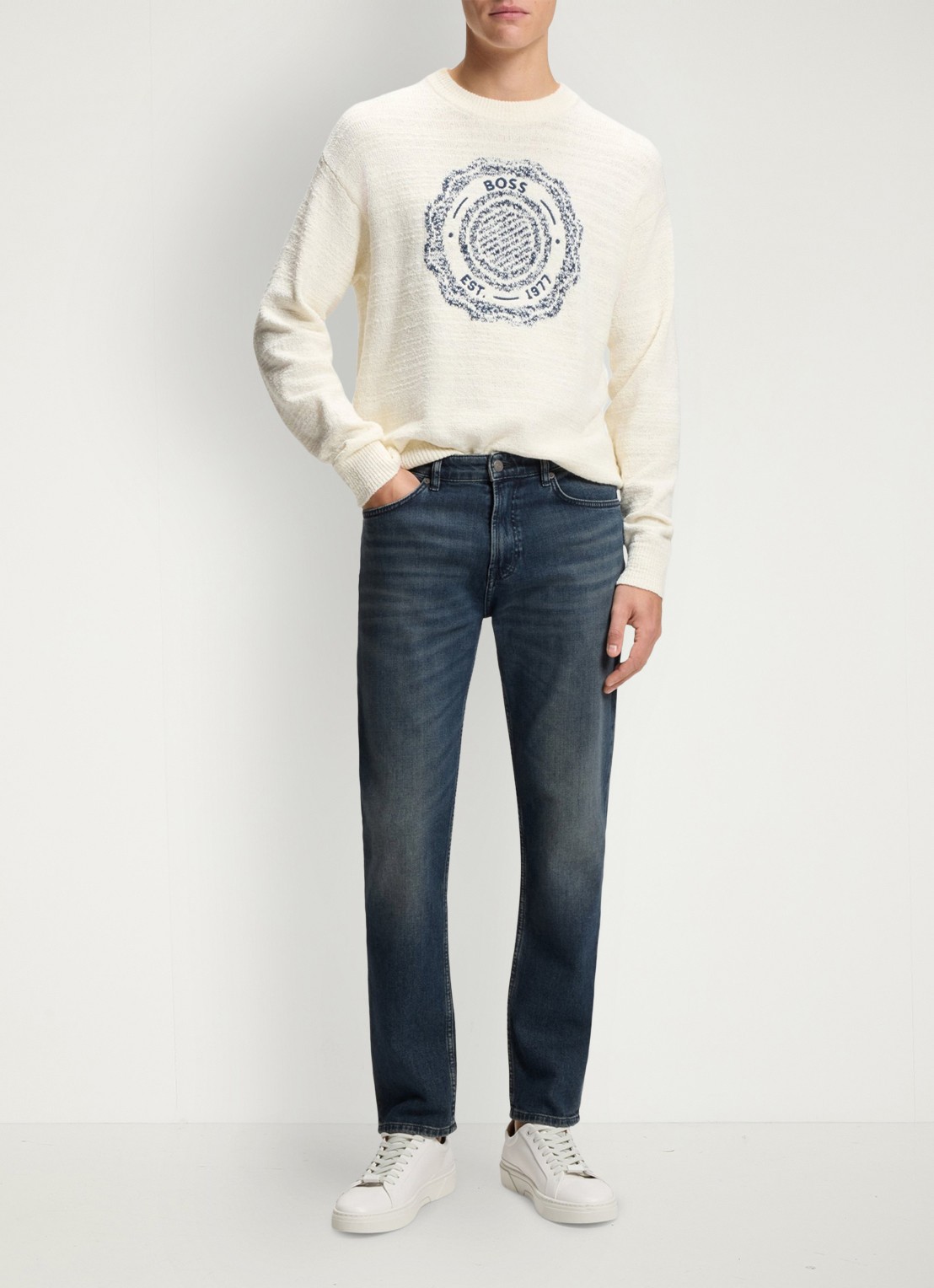 BOSS Regular fit jeans met steekzakken - voorkant 6 donkerblauw