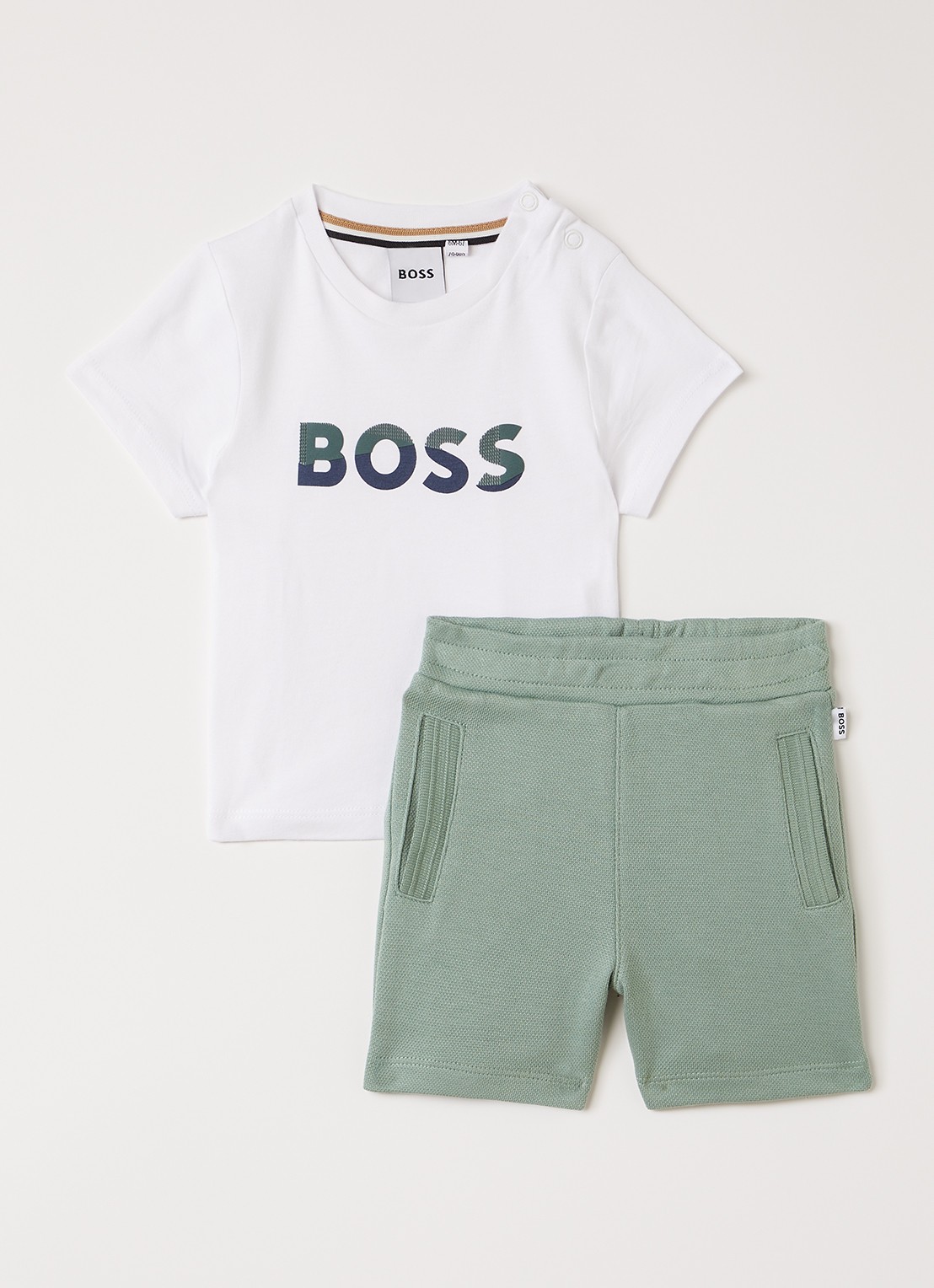 BOSS Set van T-shirt en korte broek - voorkant olijfgroen