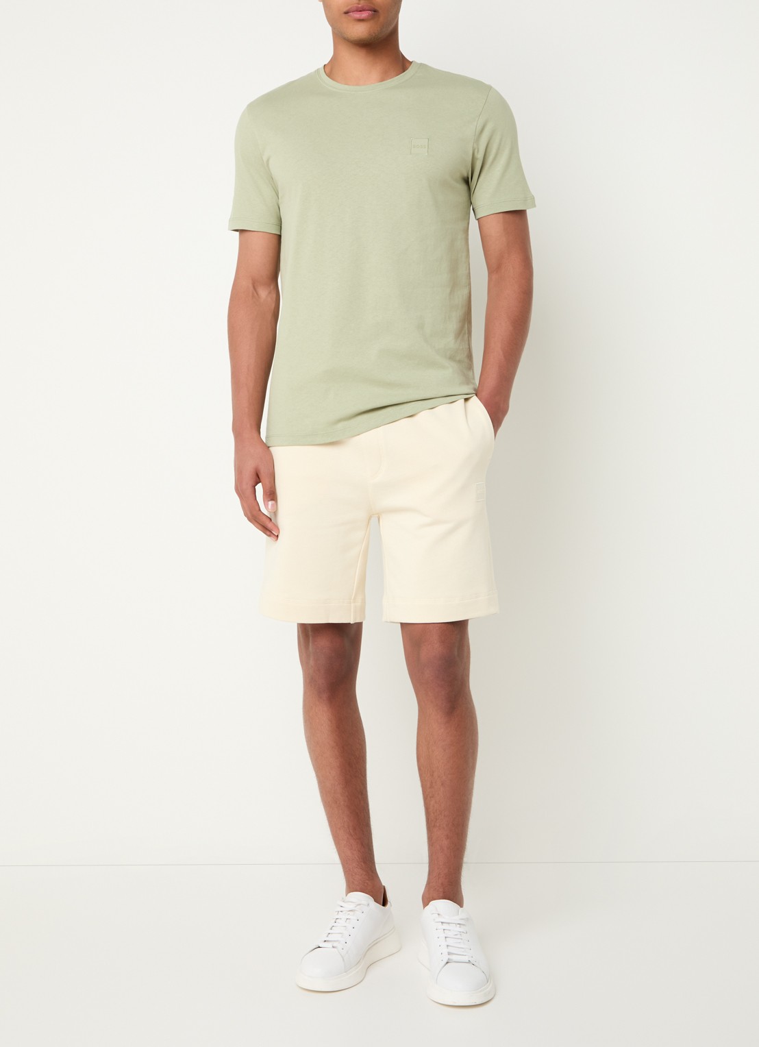 BOSS Short van katoenen sweatstof met logopatch - voorkant 3 open yellow-767 / geel