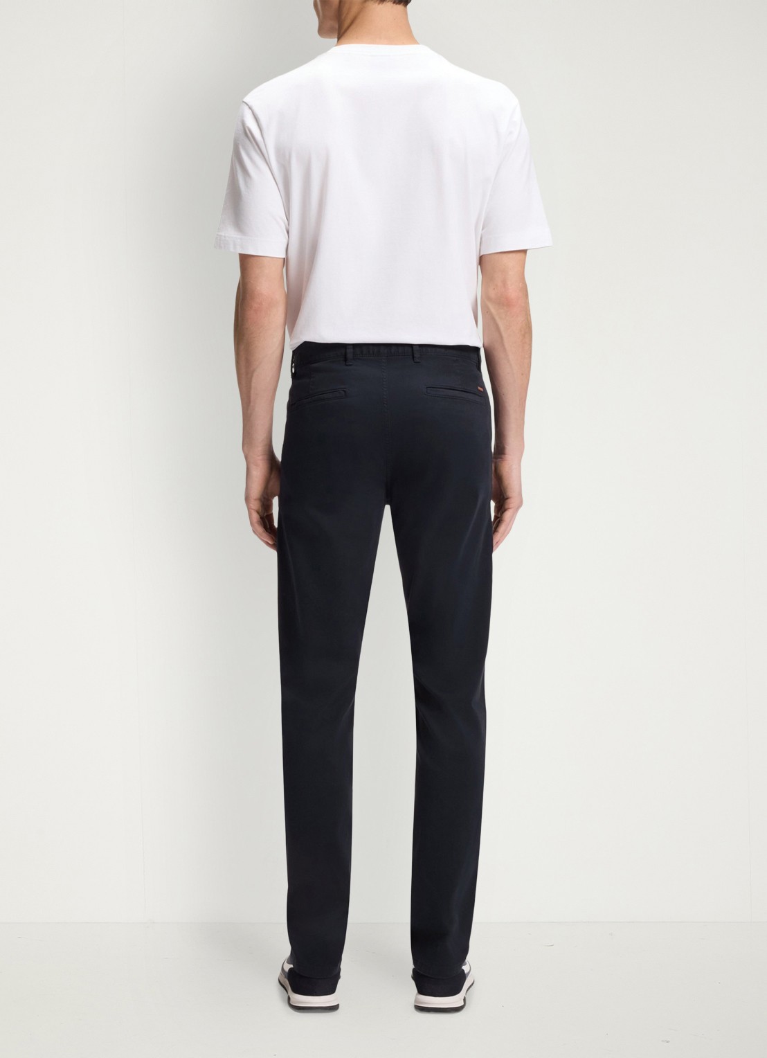 BOSS Slim-fit satijnen chino van stretchkatoen - achterkant dark blue-404 / blauw
