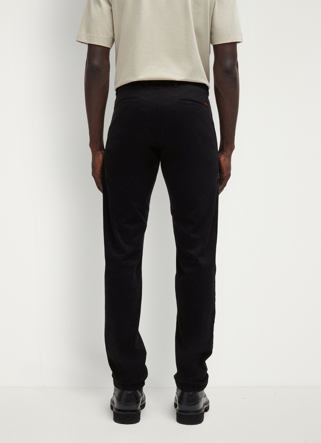 BOSS Slim-fit satijnen chino van stretchkatoen - detail 4 black-001 / zwart
