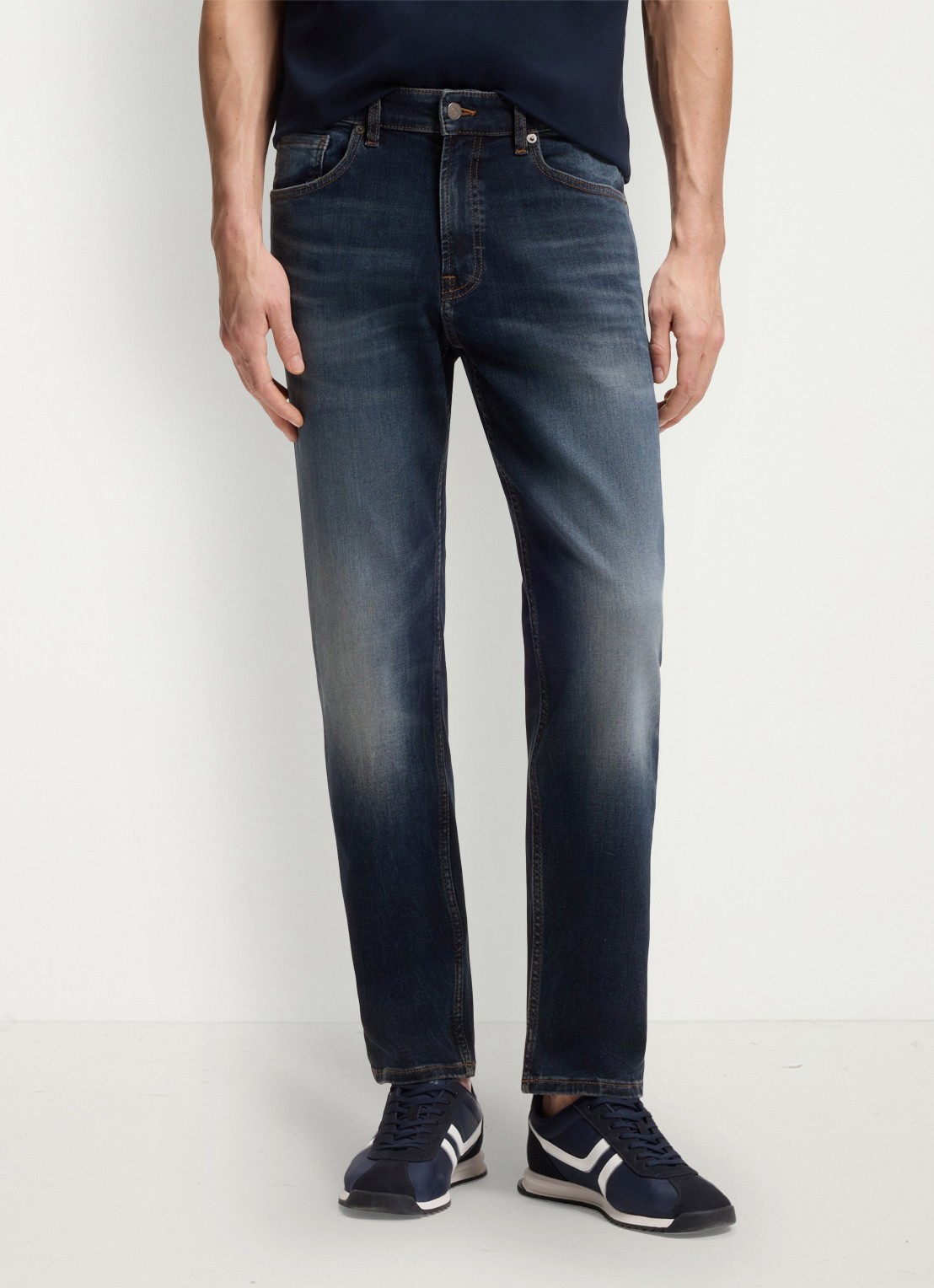 BOSS Straight fit jeans met donkere wassing - detail 3 donkerblauw