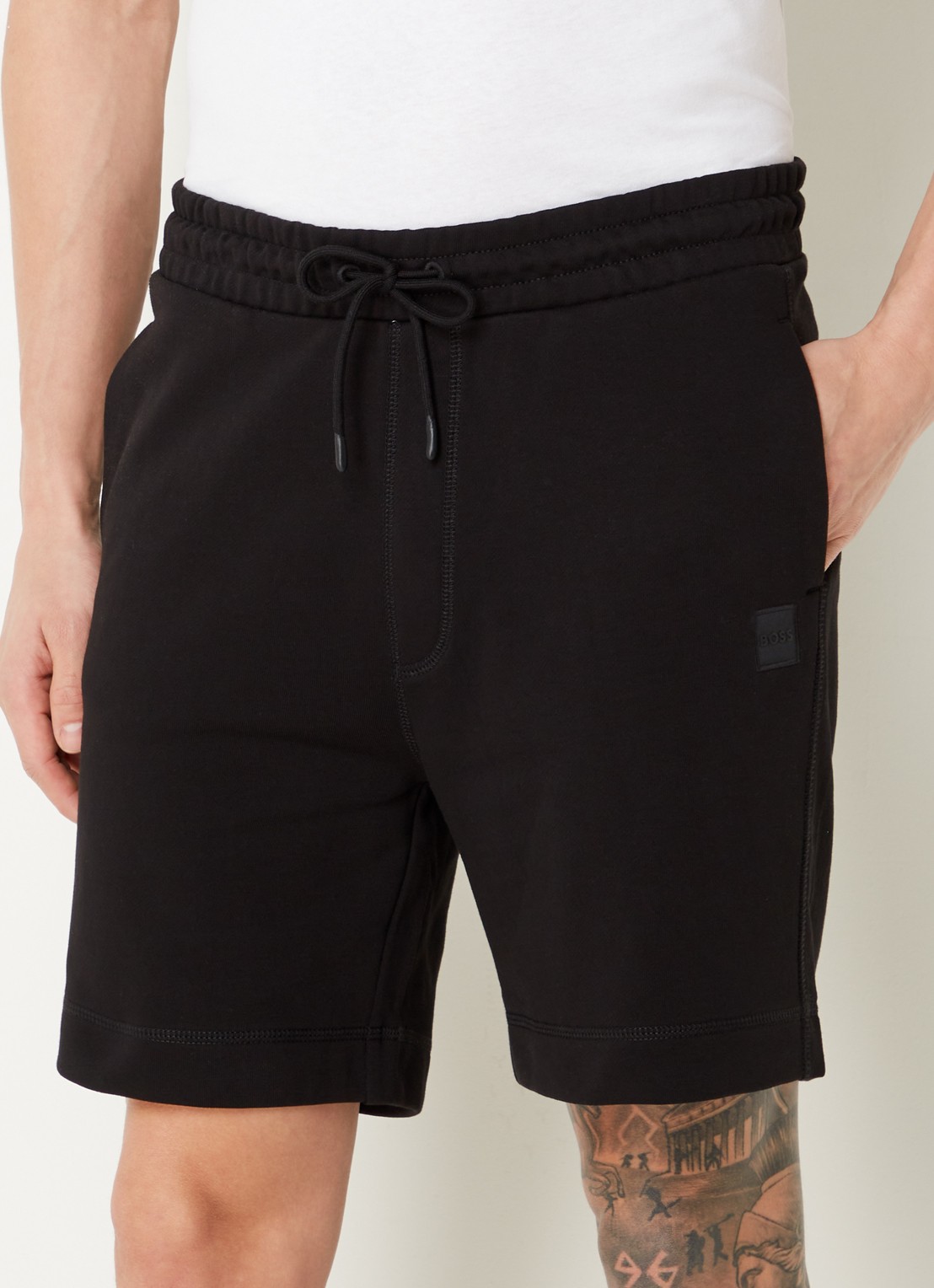 BOSS Straight fit korte broek van sweatstof met logopatch - detail 4 black-001 / zwart