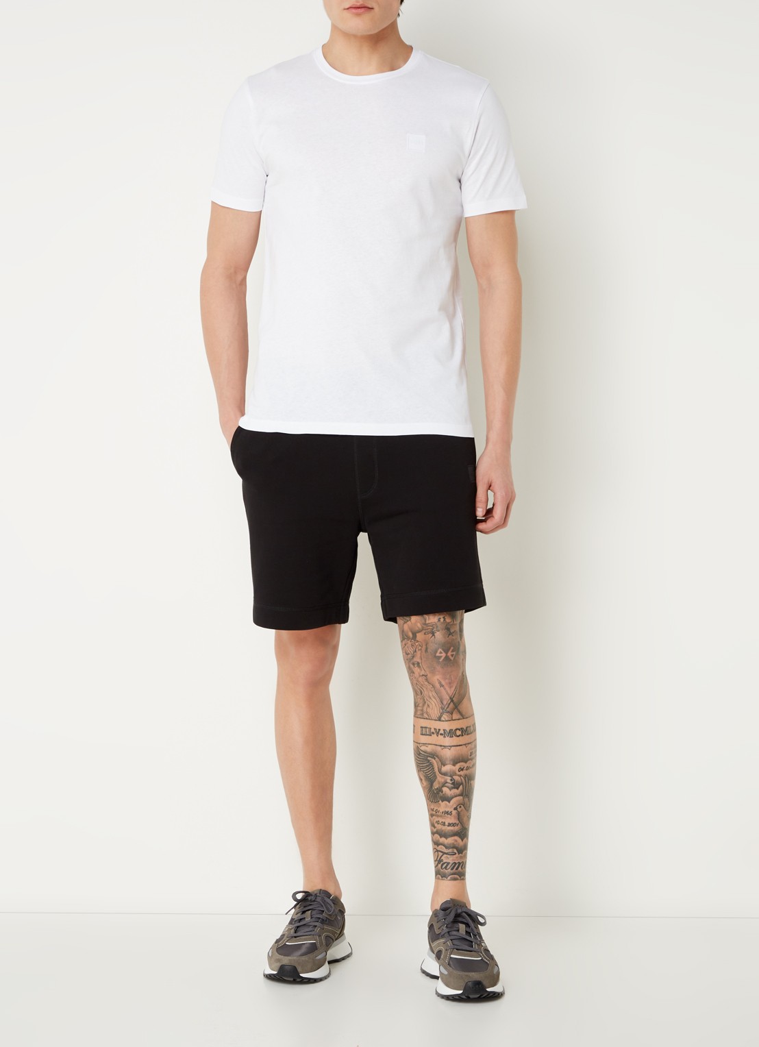 BOSS Straight fit korte broek van sweatstof met logopatch - voorkant 2 black-001 / zwart