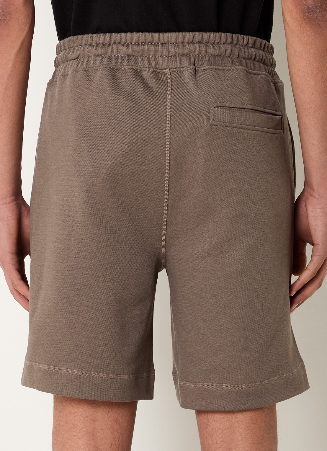 BOSS Straight fit korte broek van sweatstof met logopatch - achterkant donkerbeige