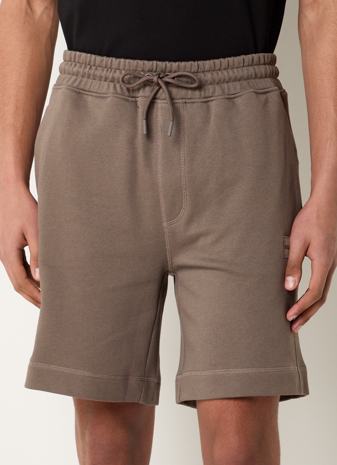 BOSS Straight fit korte broek van sweatstof met logopatch - detail 2 donkerbeige