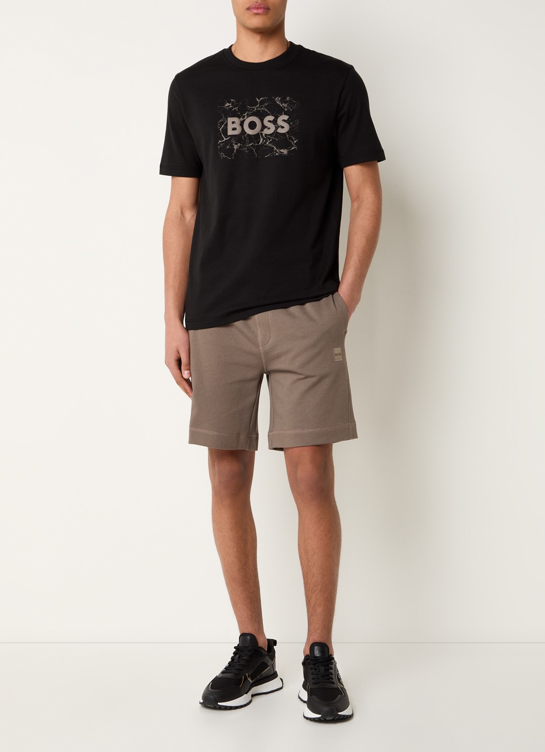 BOSS Straight fit korte broek van sweatstof met logopatch - voorkant 4 donkerbeige