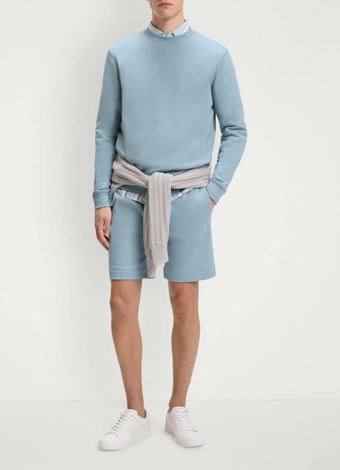 BOSS Straight fit korte broek van sweatstof met logopatch - voorkant 5 light/pastel blue-458 / blauw