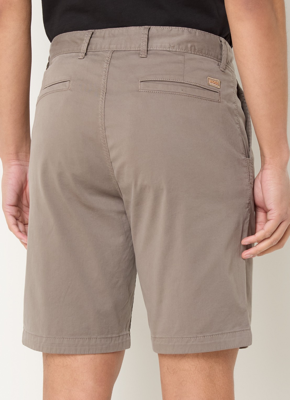 BOSS Straight fit korte chino met steekzakken - achterkant 4 open beige-294 / beige