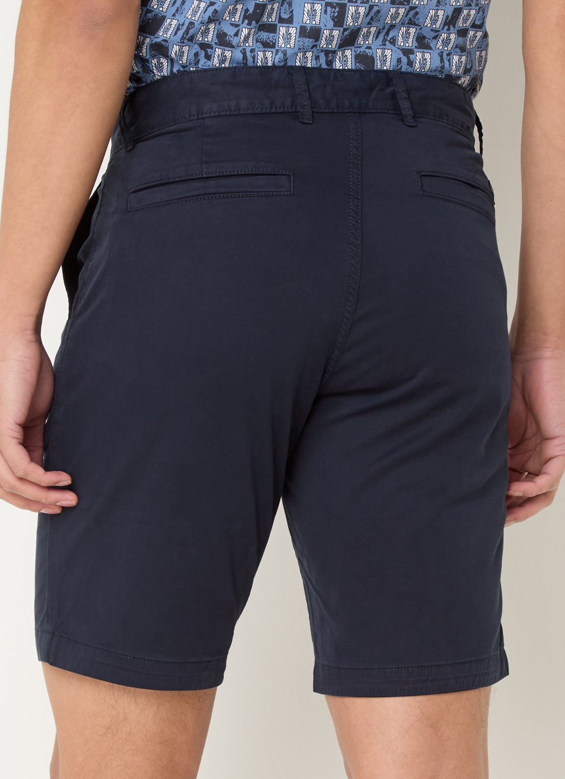 BOSS Straight fit korte chino met steekzakken - achterkant dark blue-404 / blauw