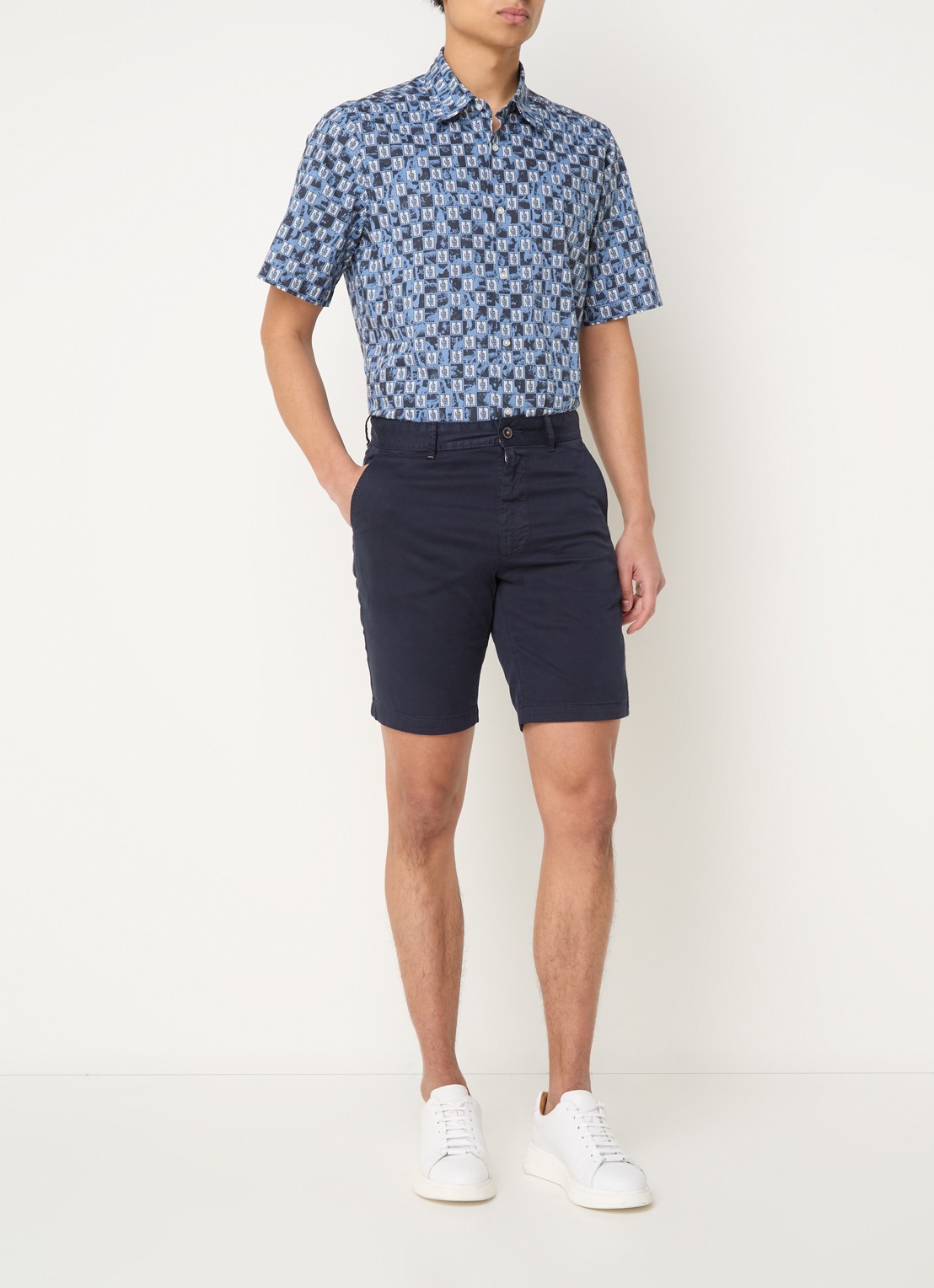 BOSS Straight fit korte chino met steekzakken - voorkant 4 dark blue-404 / blauw