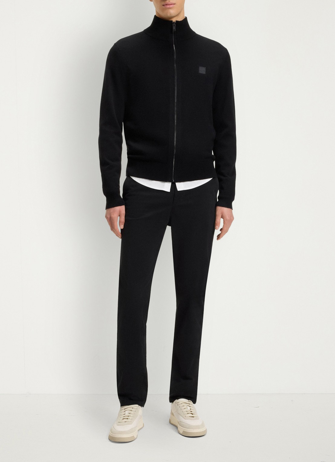 BOSS Tapered fit chino met steekzakken - voorkant 2 zwart