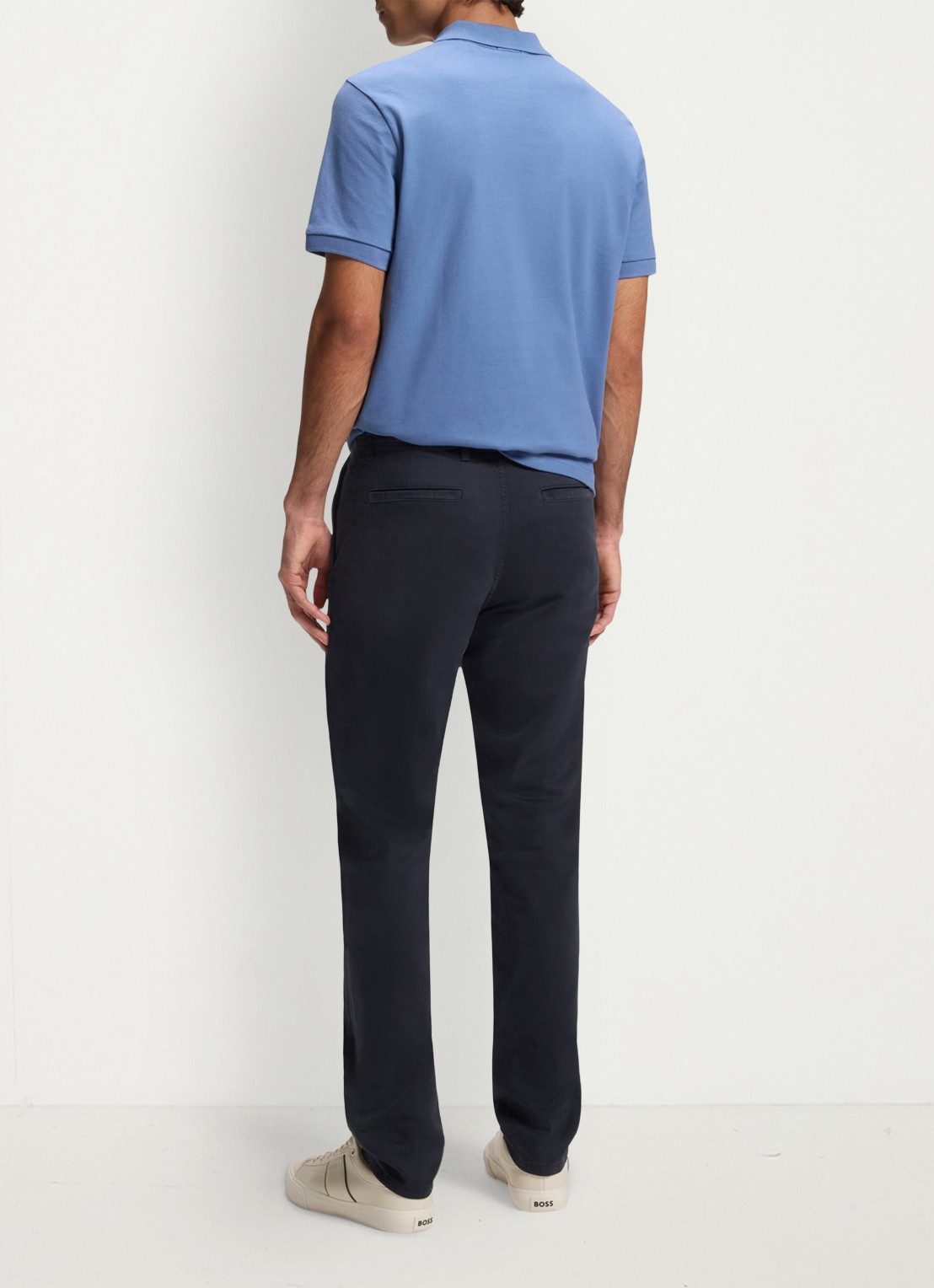 BOSS Tapered fit chino met steekzakken - achterkant donkerblauw