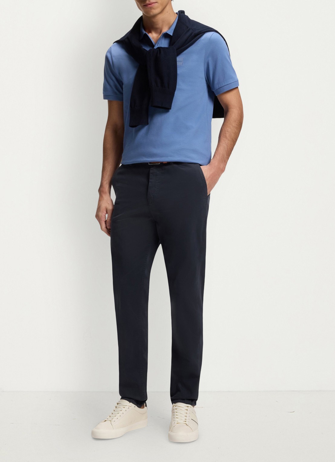 BOSS Tapered fit chino met steekzakken - voorkant 7 donkerblauw