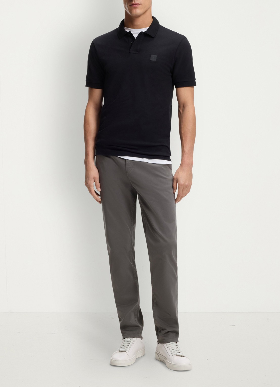BOSS Tapered fit chino met steekzakken - voorkant 6 grijs