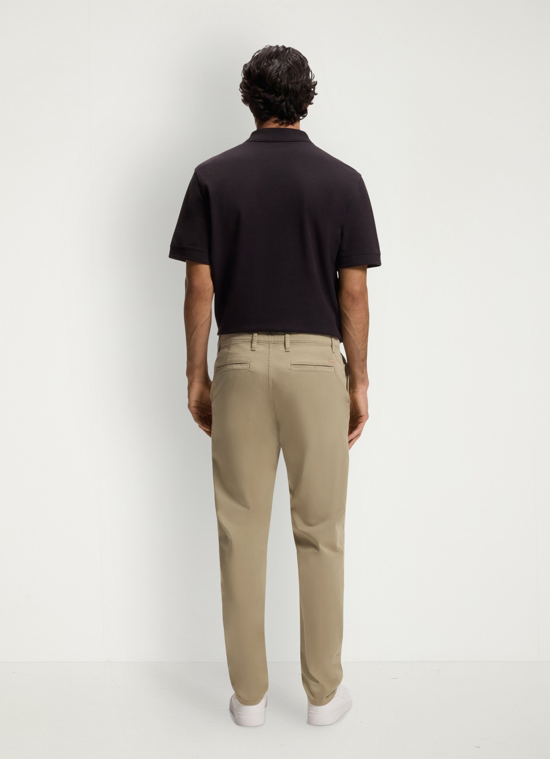BOSS Tapered fit chino met steekzakken - achterkant khaki