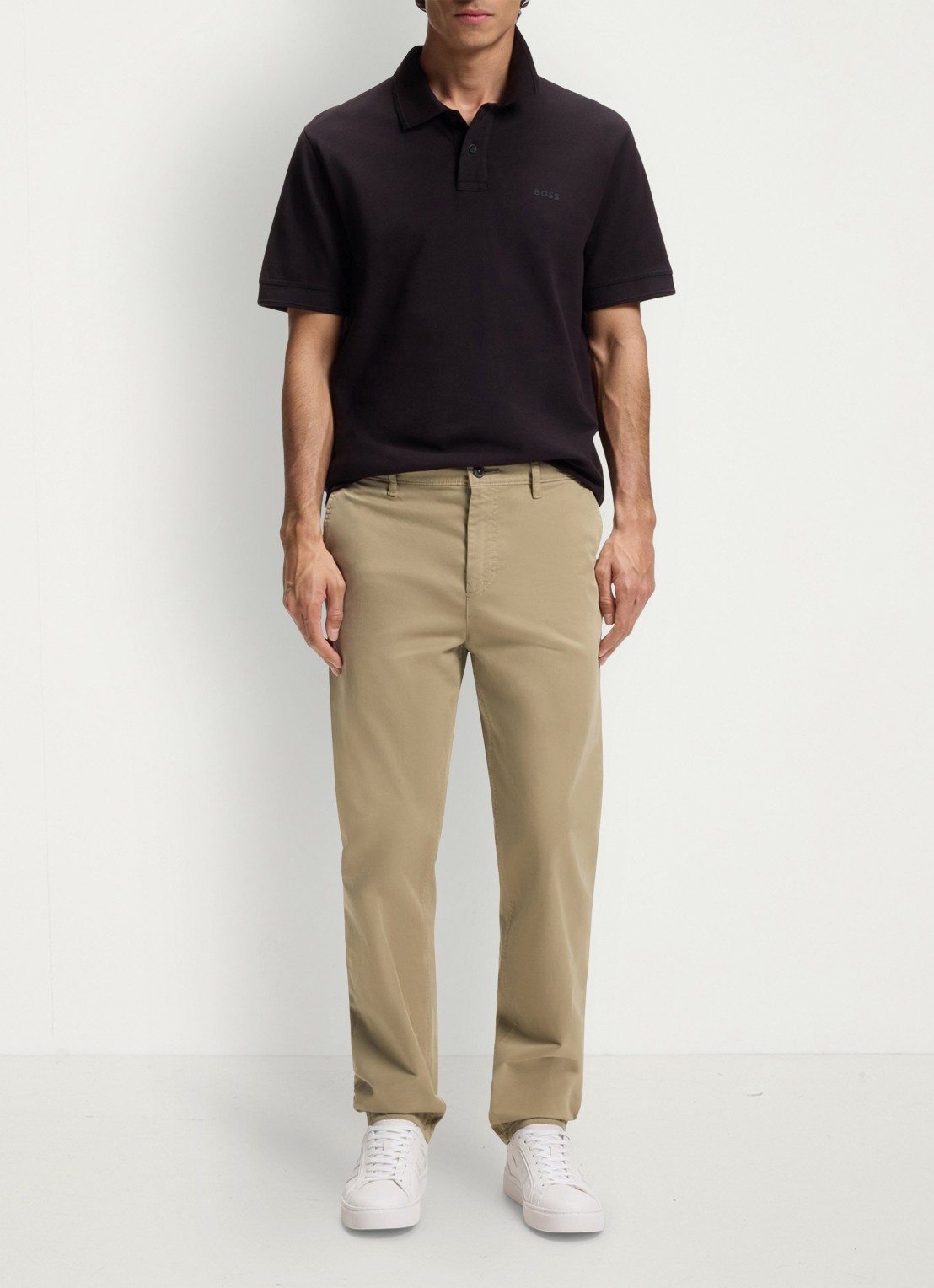 BOSS Tapered fit chino met steekzakken - voorkant 3 khaki