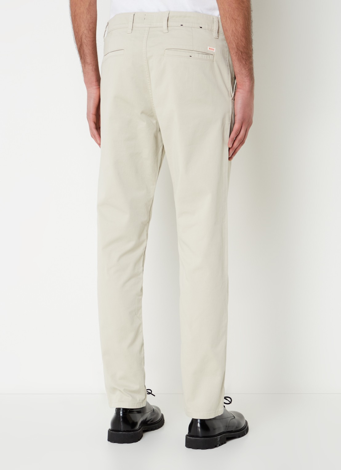 BOSS Tapered fit chino met steekzakken - achterkant beige