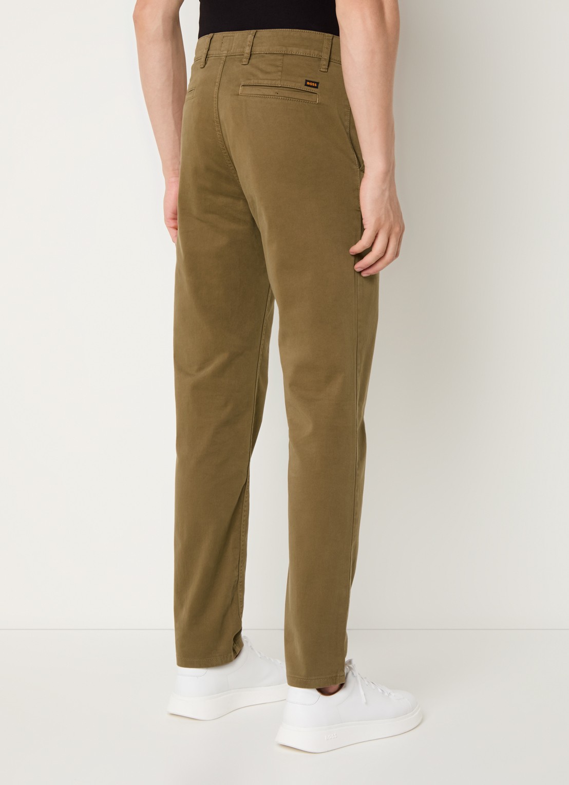 BOSS Tapered fit chino met steekzakken - achterkant 3 lichtbruin