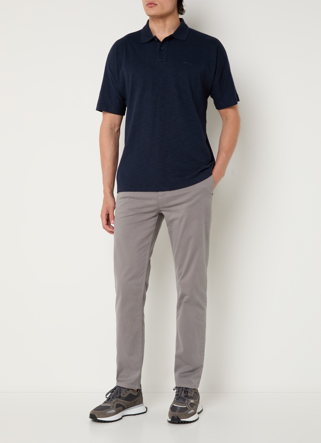 BOSS Tapered fit chino met steekzakken - voorkant 2 lichtgrijs