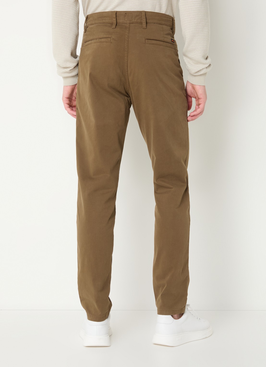 BOSS Tapered fit chino met steekzakken - achterkant 5 mosgroen