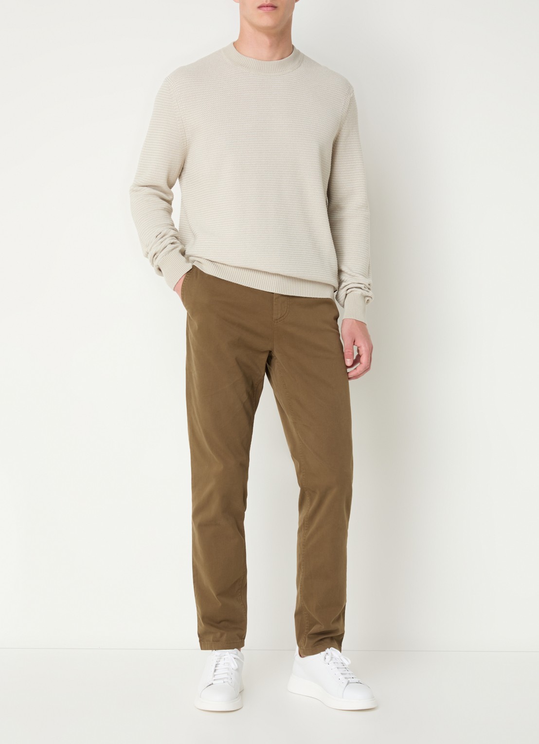BOSS Tapered fit chino met steekzakken - voorkant 2 mosgroen