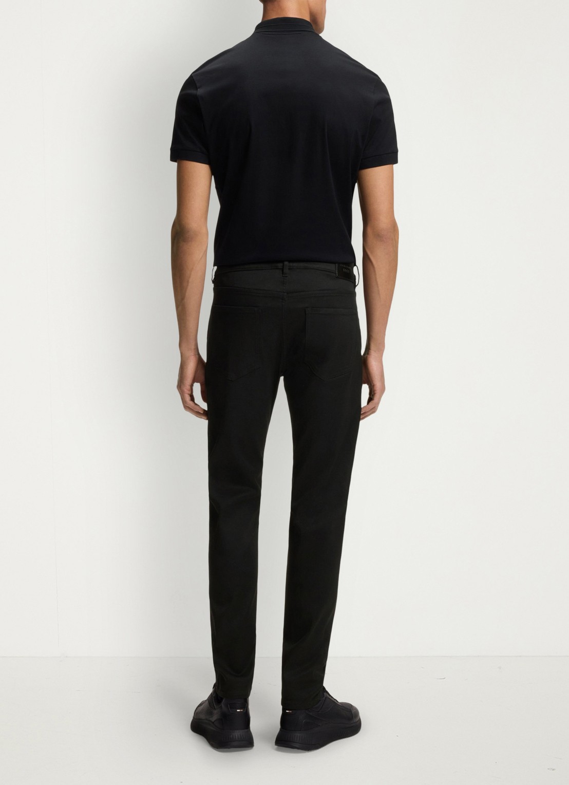 BOSS Tapered fit jeans met steekzakken - achterkant zwart