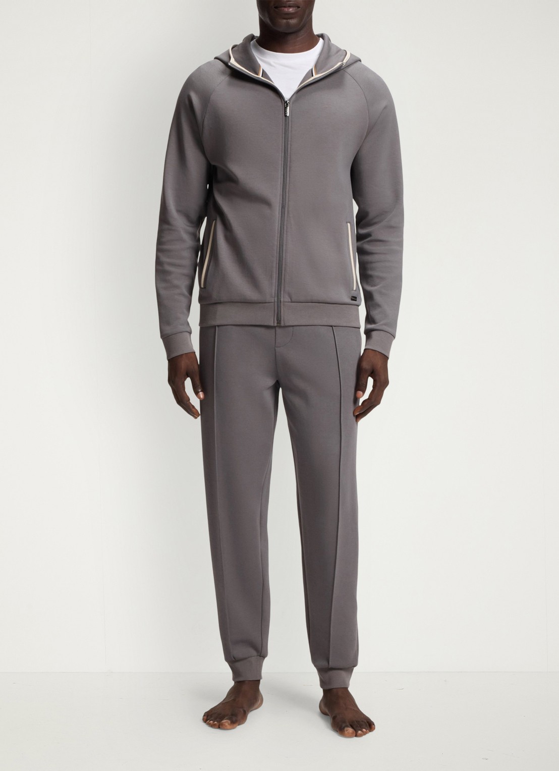 BOSS Tapered fit joggingbroek met steekzakken - voorkant 2 grijs