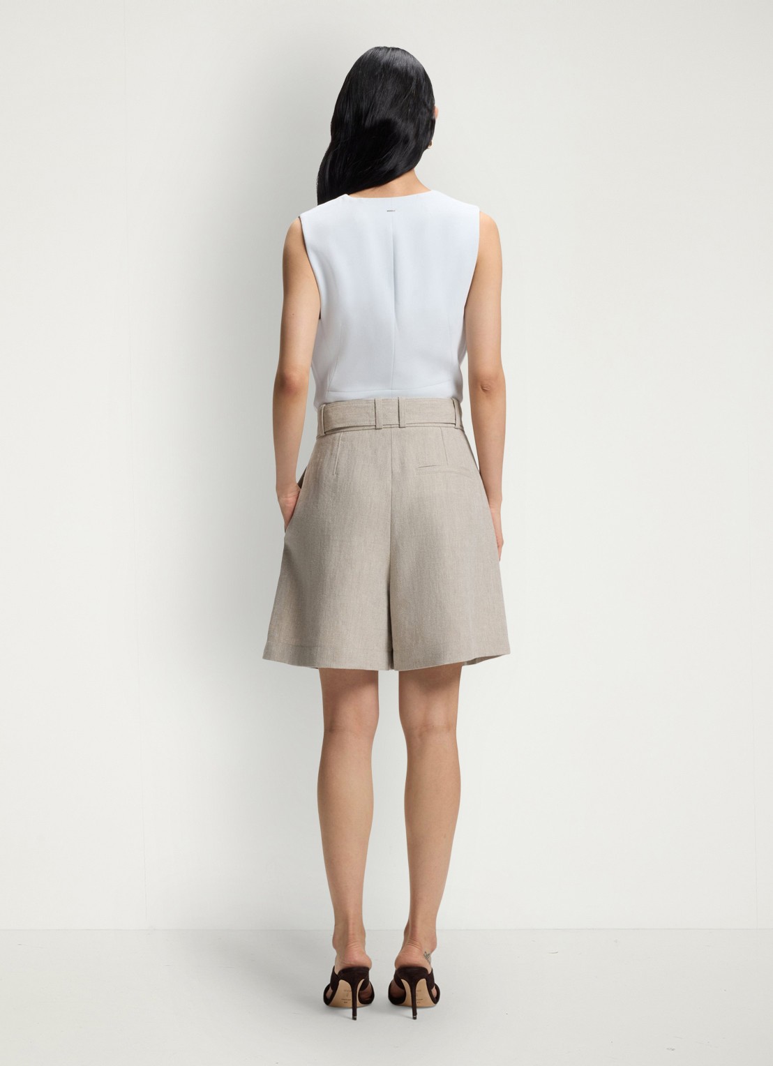 BOSS Tojuna loose fit korte broek in linnenblend - achterkant beige