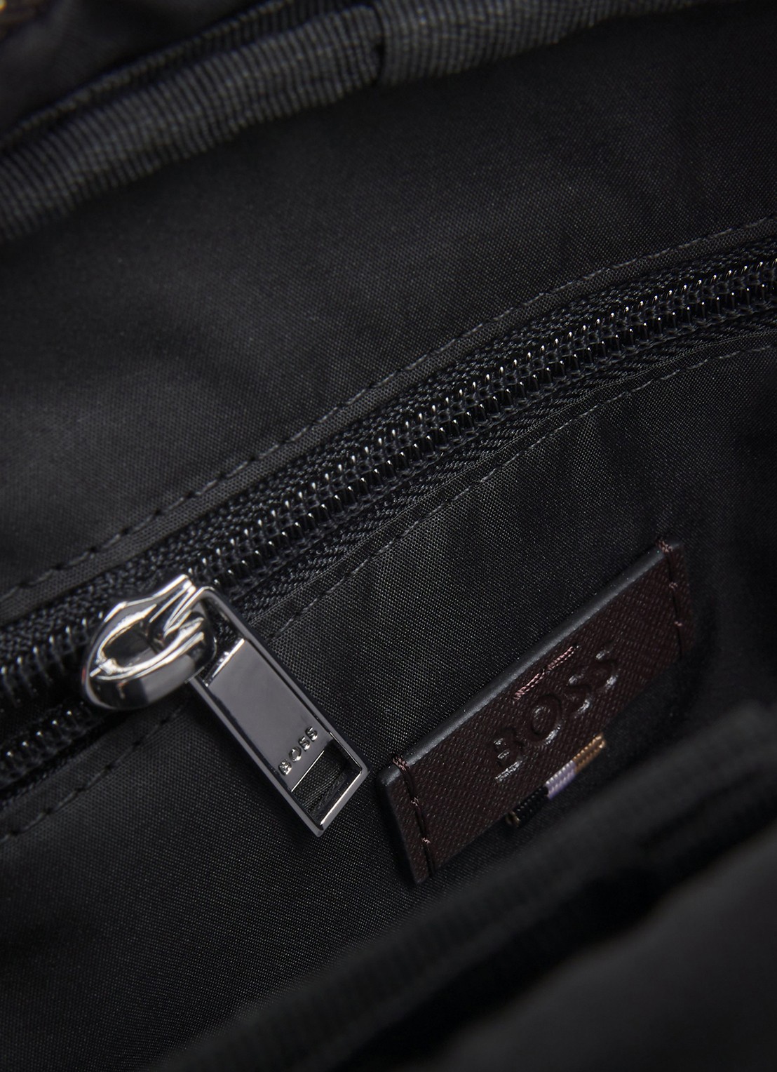 BOSS Zair crossbodytas van leer - detail donkerbruin