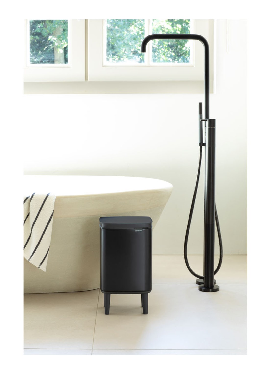 Brabantia Bo Hi afvalemmer 7 liter met kunststof binnenemmer - voorkant 2 zwart