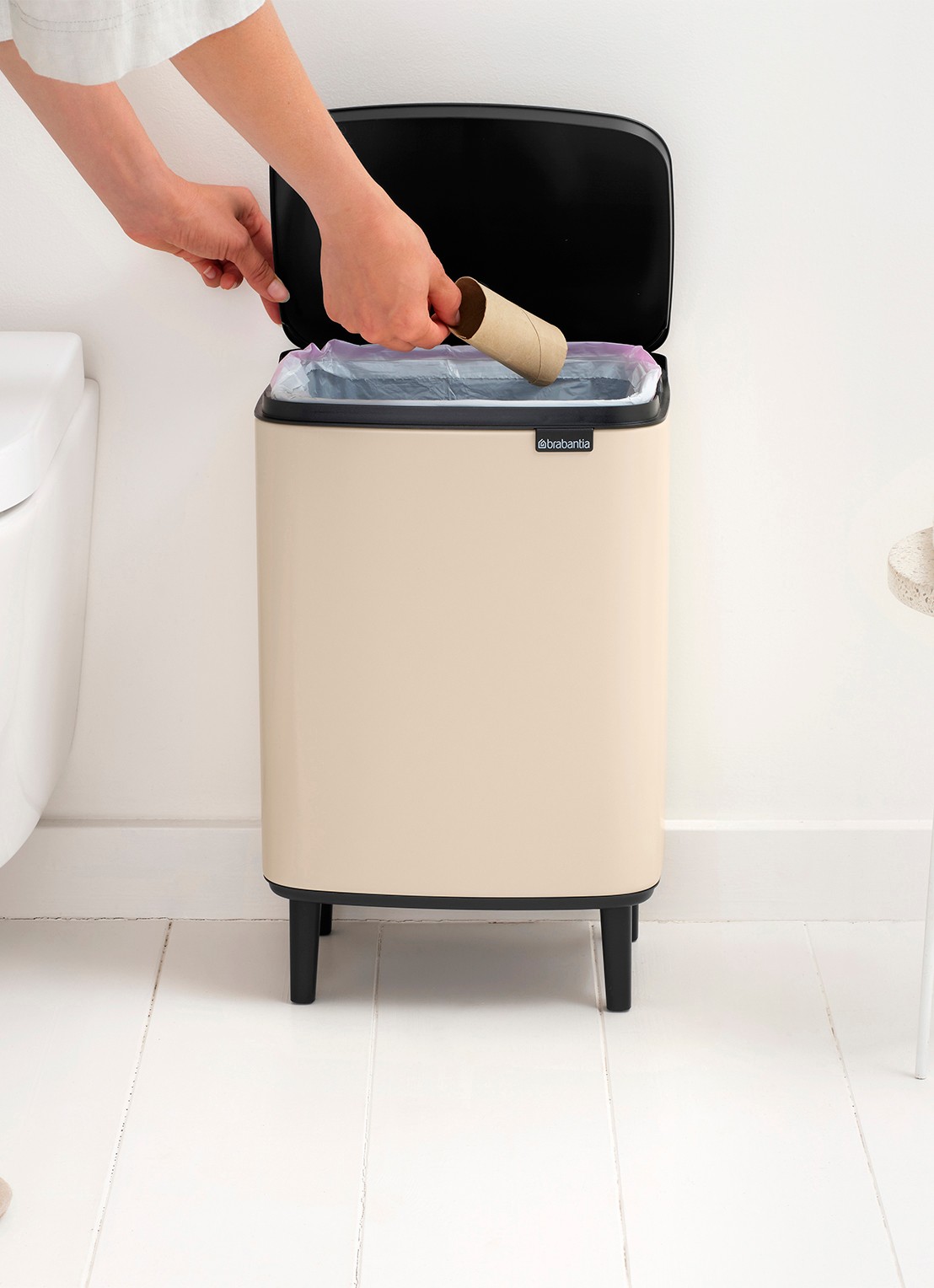 Brabantia Bo Hi prullenbak 12 liter - detail 6 beige