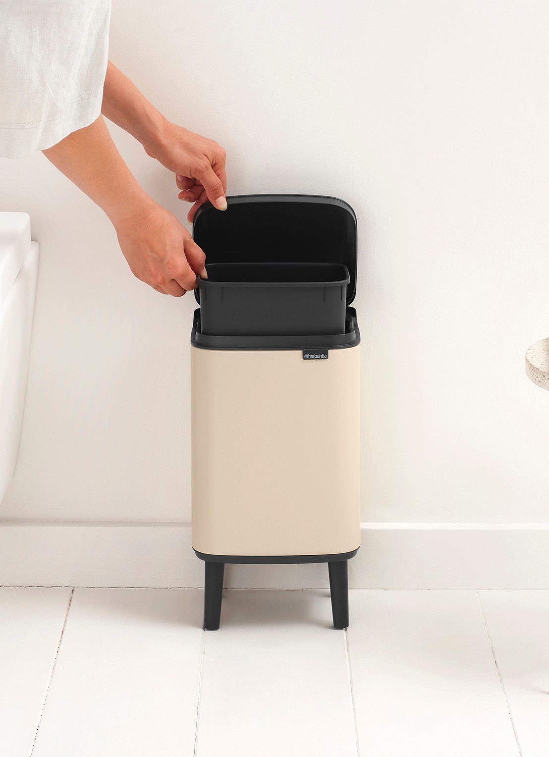 Brabantia Bo Hi prullenbak 4 liter - detail 2 beige