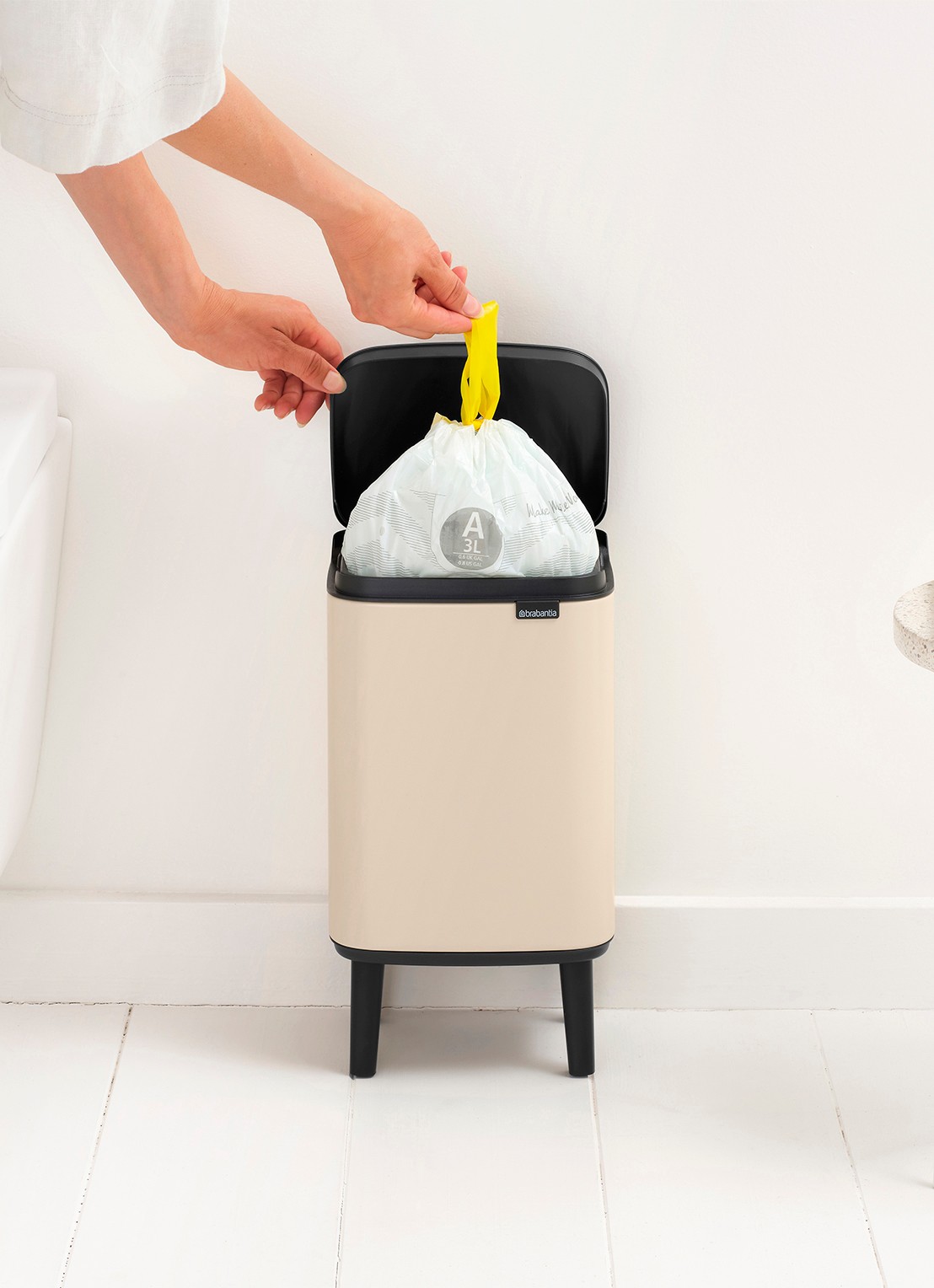 Brabantia Bo Hi prullenbak 4 liter - detail 3 beige