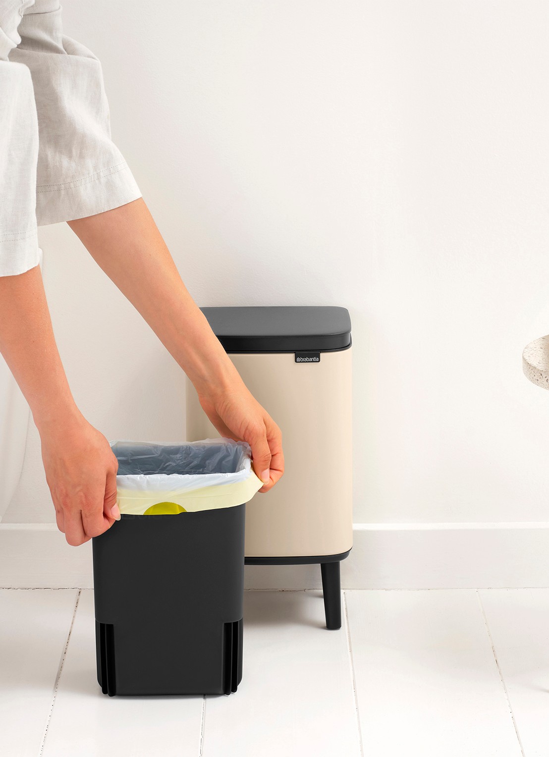 Brabantia Bo Hi prullenbak 4 liter - detail 4 beige