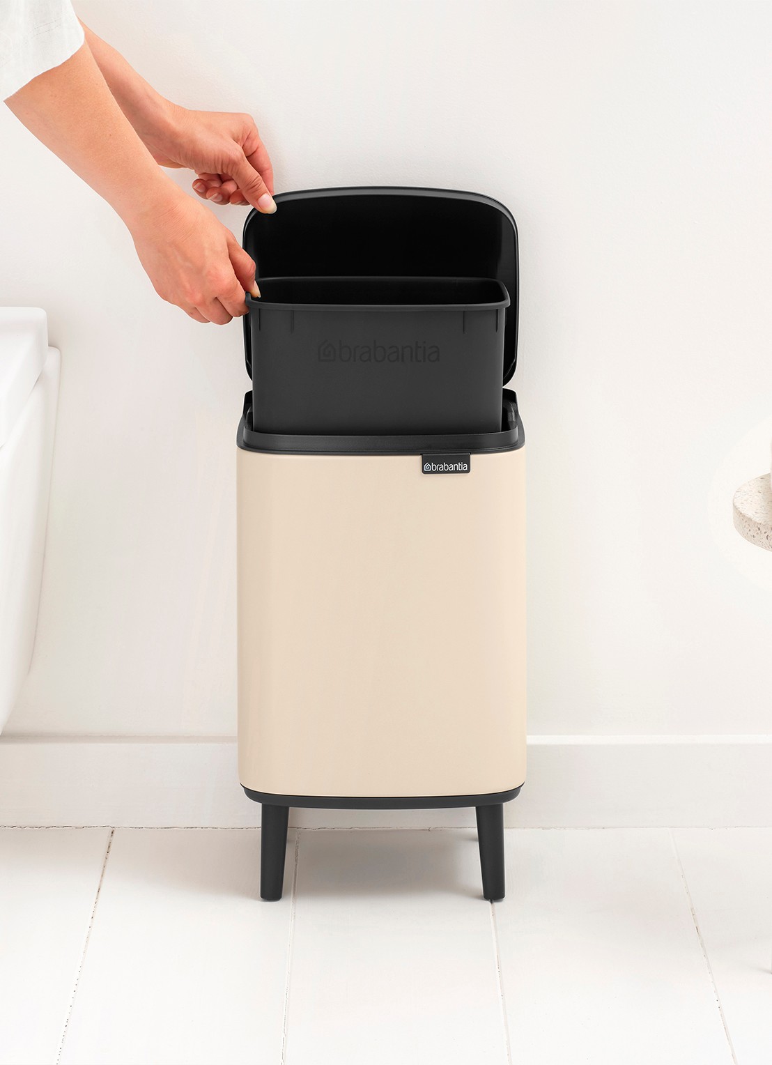 Brabantia Bo Hi prullenbak 7 liter - detail 4 beige