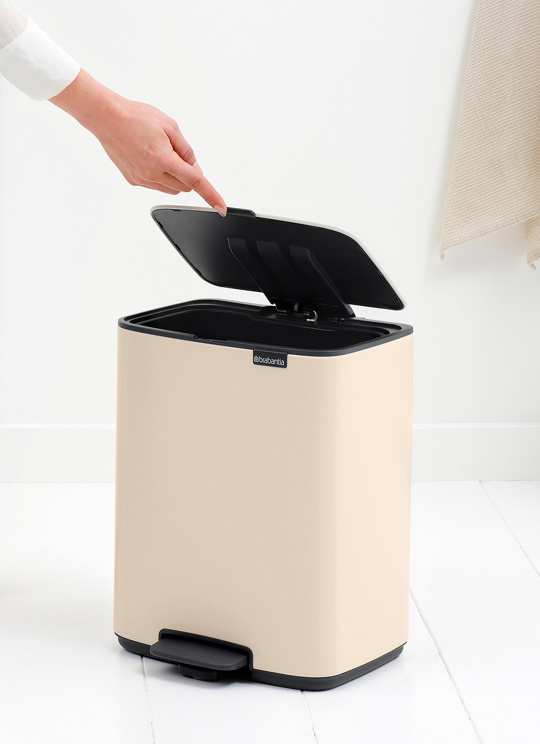 Brabantia Bo pedaalemmer 12 liter - detail 3 beige