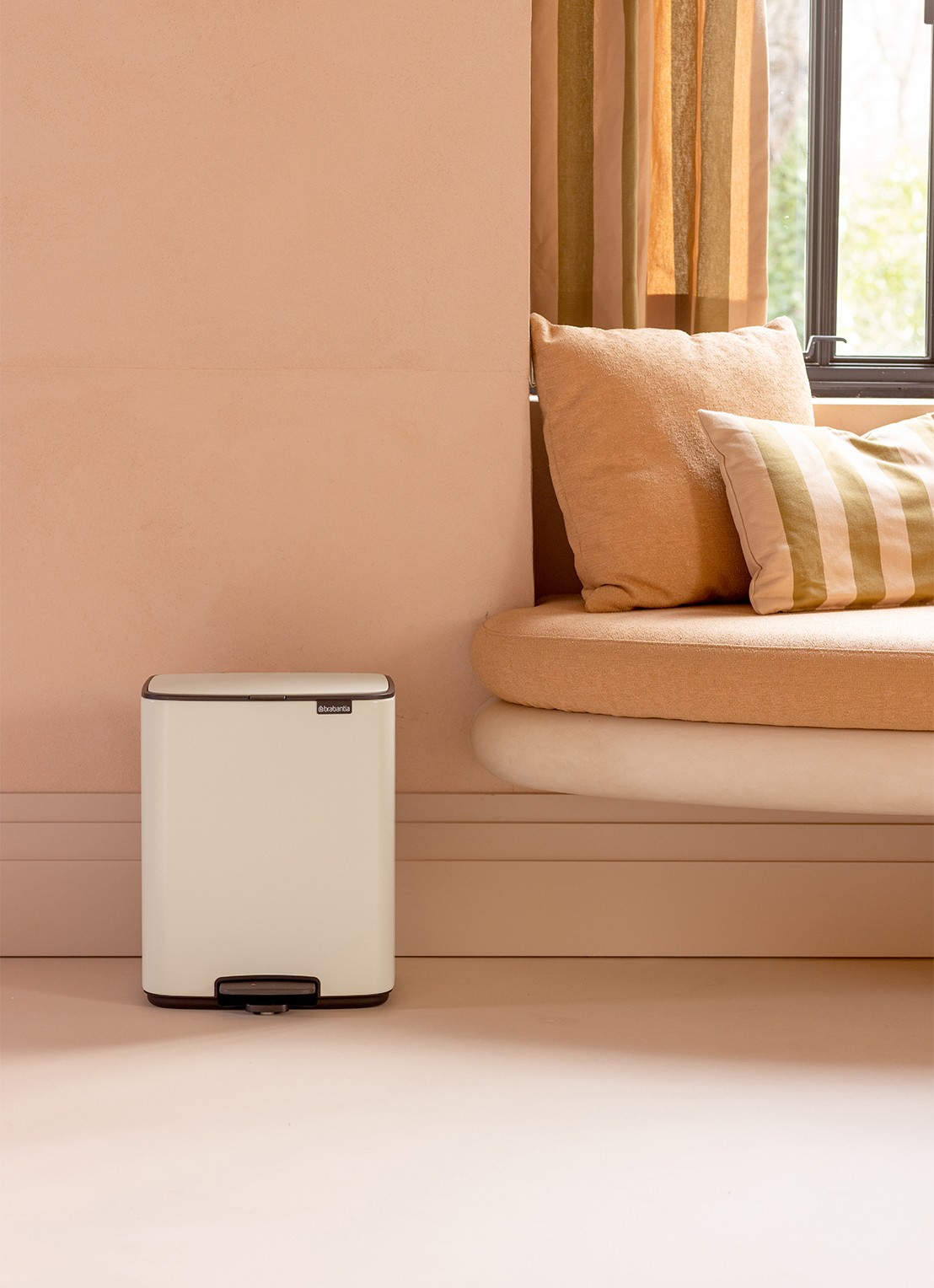 Brabantia Bo pedaalemmer 12 liter - detail 5 beige