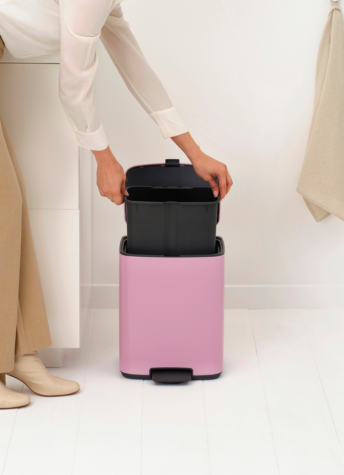 Brabantia Bo pedaalemmer 12 liter - detail 3 donkerroze