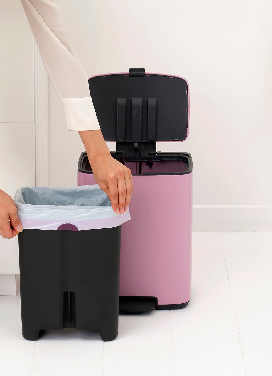 Brabantia Bo pedaalemmer 12 liter - detail 4 donkerroze