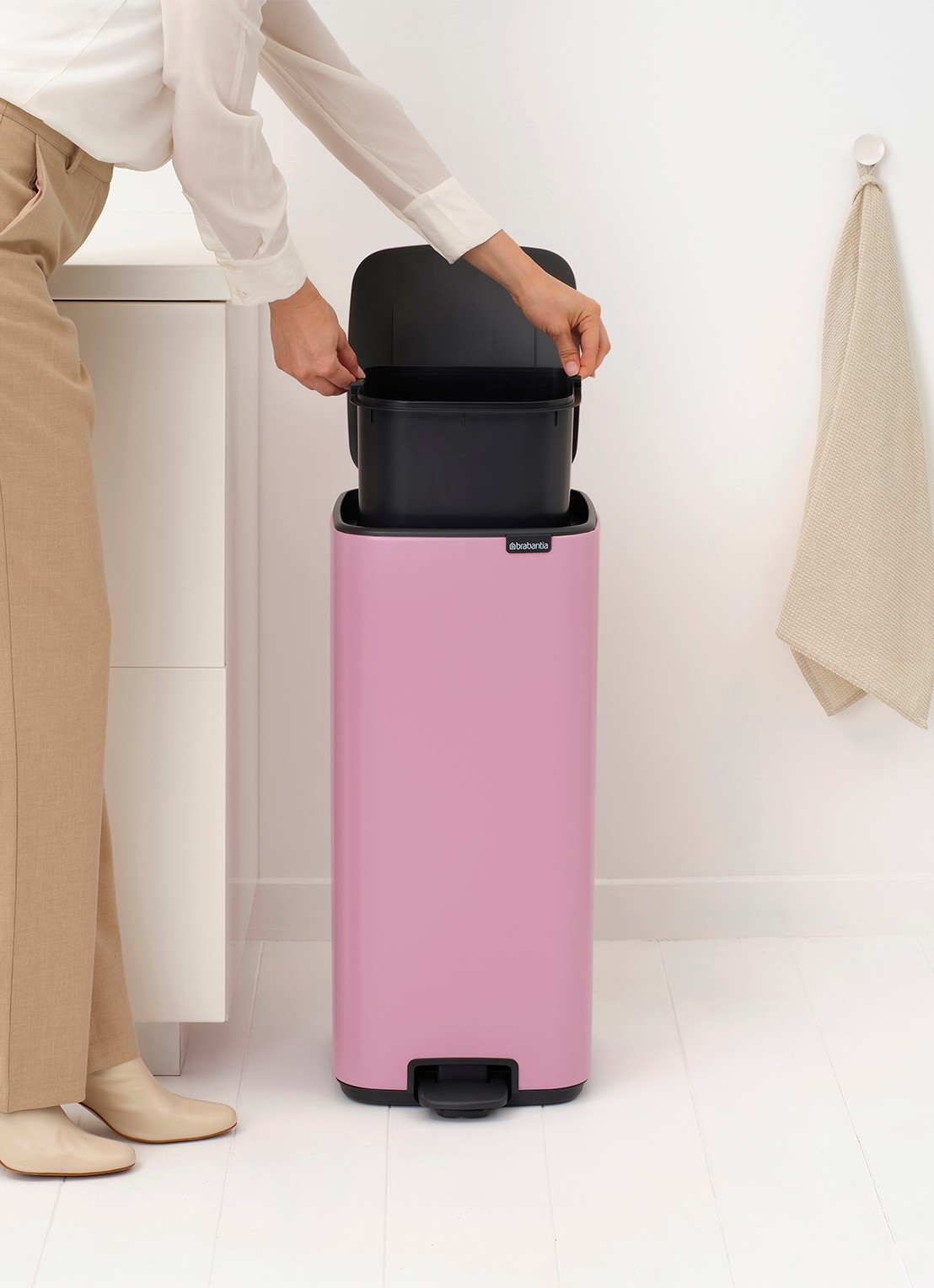 Brabantia Bo pedaalemmer 30 liter - detail 5 donkerroze