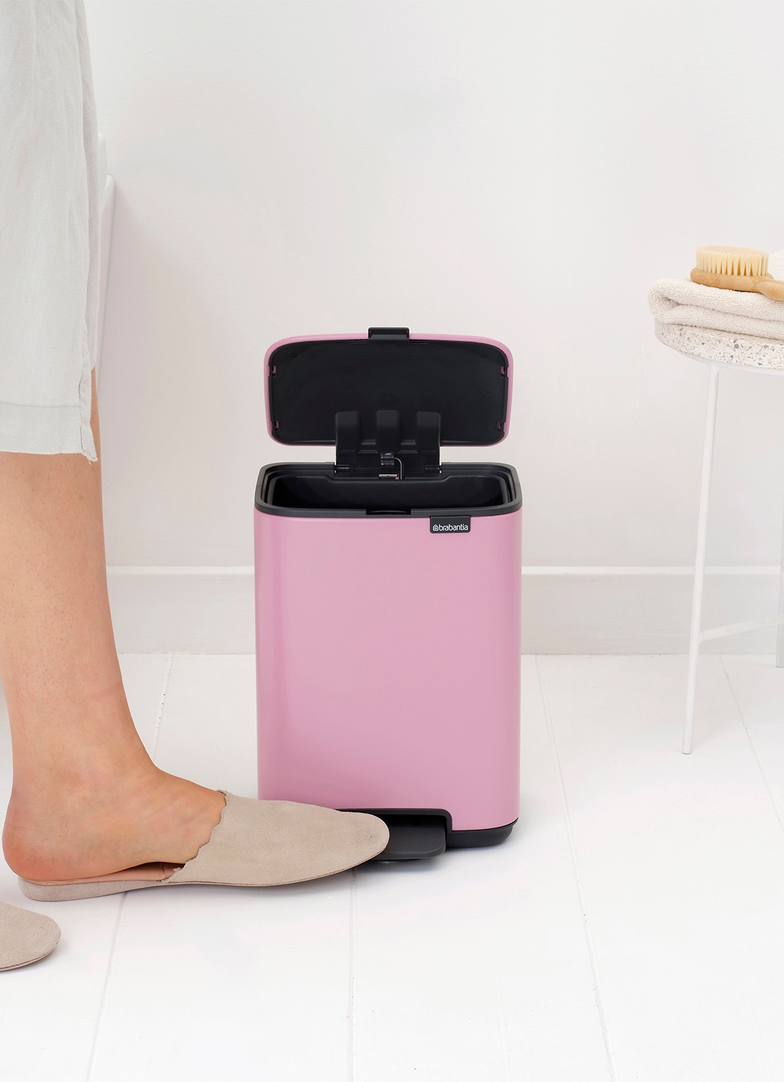 Brabantia Bo pedaalemmer 4 liter - detail 4 donkerroze