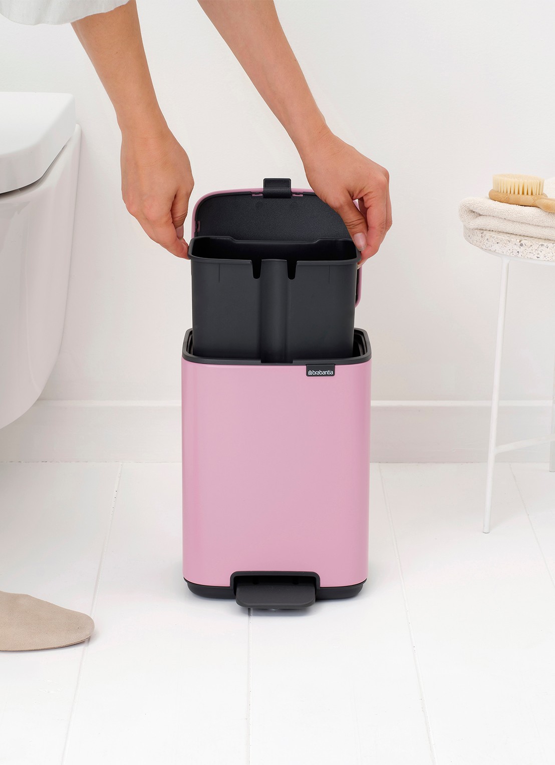 Brabantia Bo pedaalemmer 4 liter - detail 6 donkerroze
