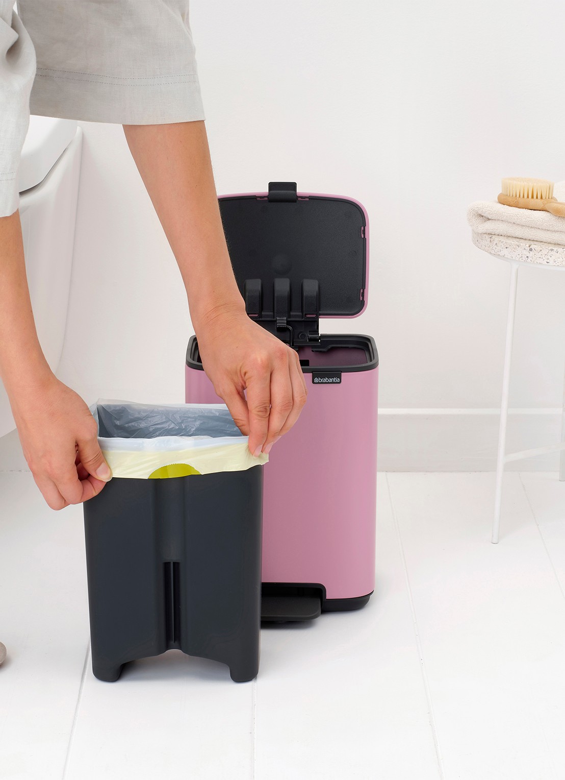 Brabantia Bo pedaalemmer 4 liter - detail 7 donkerroze
