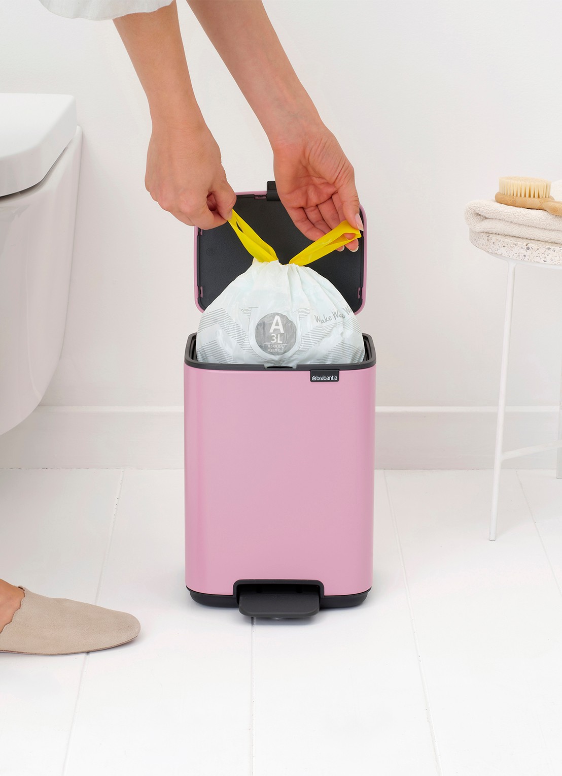 Brabantia Bo pedaalemmer 4 liter - detail 8 donkerroze