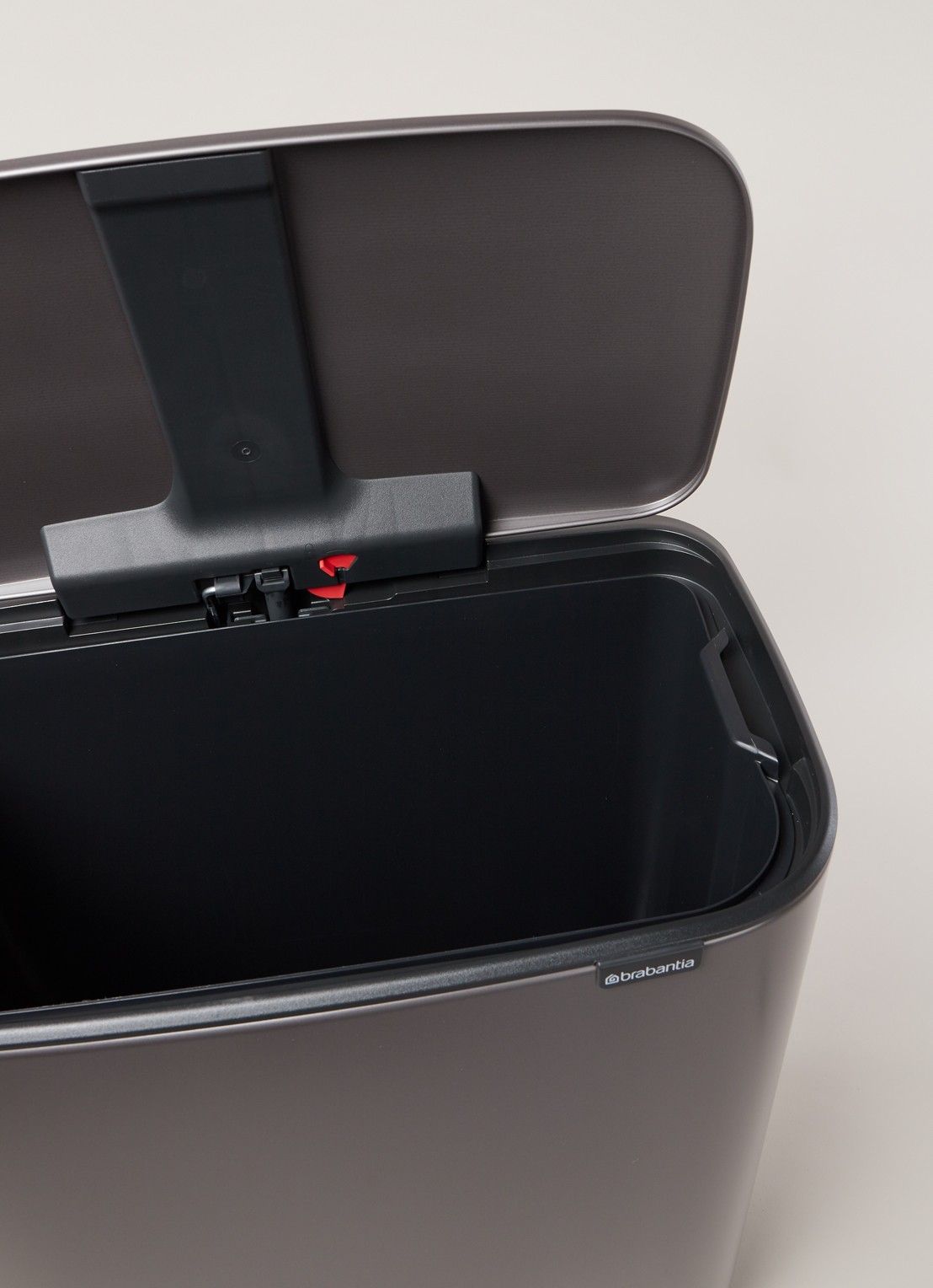 Brabantia Bo pedaalemmer 60 liter - detail donkergrijs