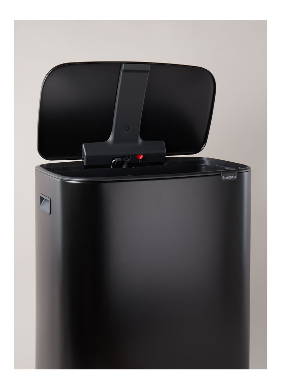Brabantia Bo pedaalemmer 60 liter - voorkant 4 zwart