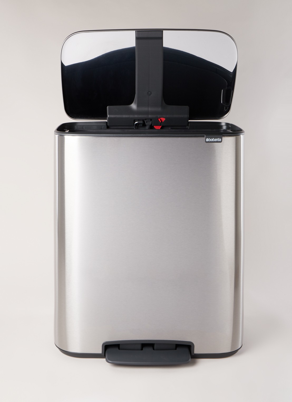Brabantia Bo pedaalemmer 60 liter - voorkant 2 zilver