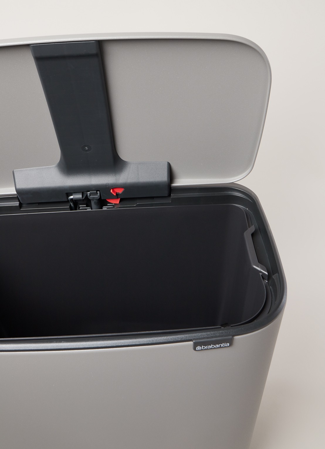 Brabantia Bo pedaalemmer 60 liter - detail 3 grijs